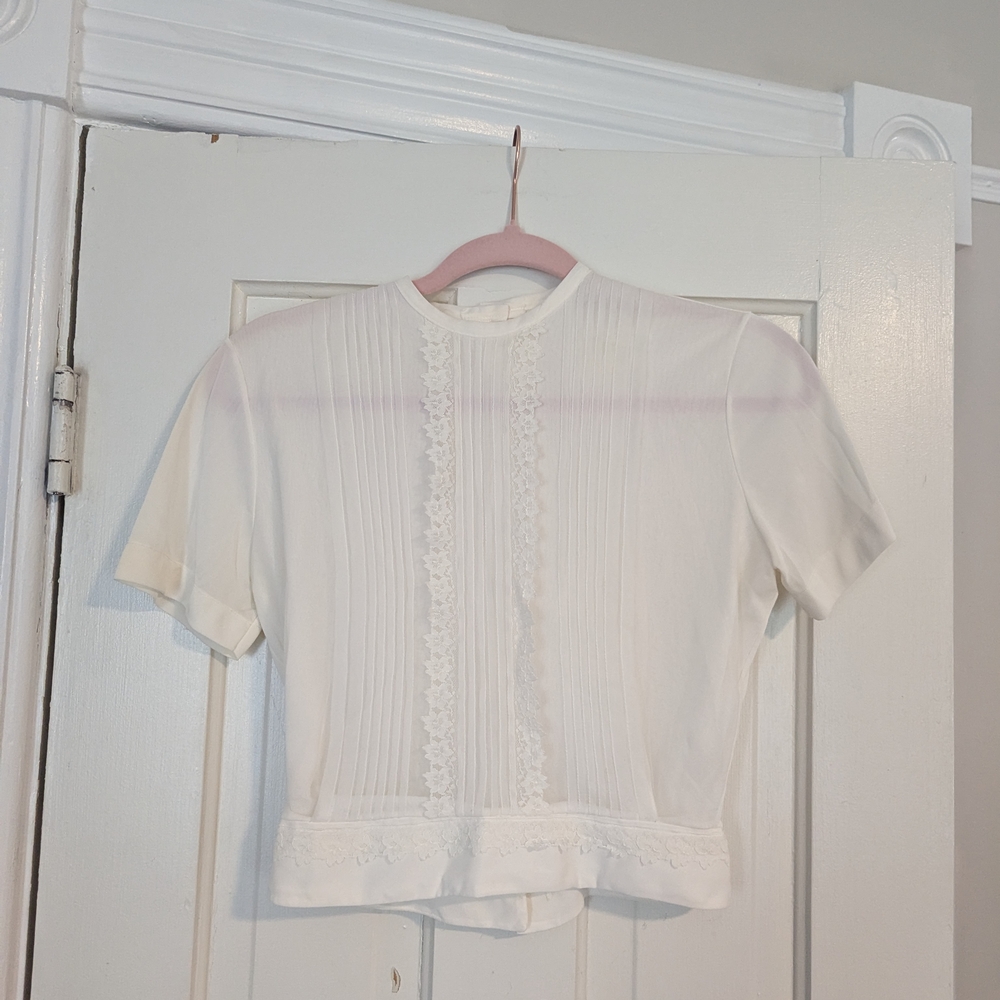 Elegant Vintage White Lace Trimmed Women's Top - Picture 2 of 9